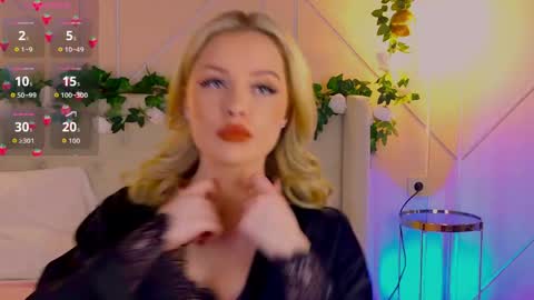Snapshot of elly_linn chatting on April 23, 10:01 pm Elly Linn online show from April 23, 10:01 pm