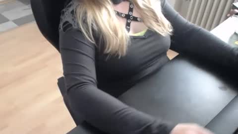 Elly online show from October 13, 7:30 am