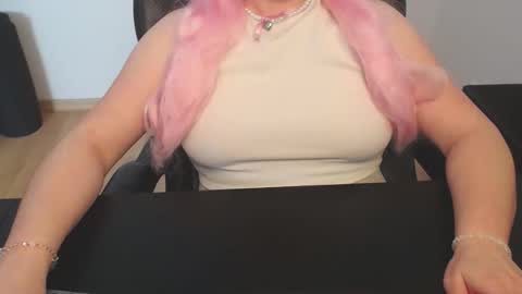 Elly online show from April 7, 3:45 pm