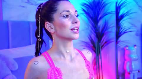 Snapshot of ellylynn chatting on November 3, 8:43 pm Elly online show from November 3, 8:43 pm