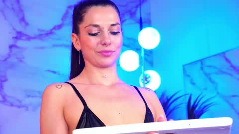 Snapshot of ellylynn chatting on November 20, 9:36 pm Elly online show from November 20, 9:36 pm