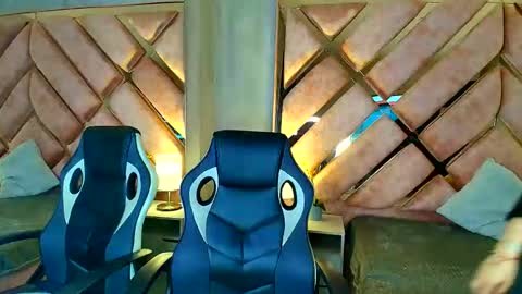 Elodie  online show from April 23, 12:29 pm