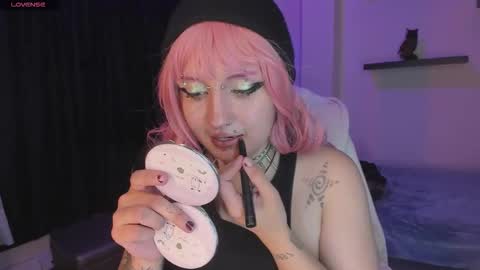 Snapshot of eloisee_ chatting on October 25, 4:42 am Eloise . online show from October 25, 4:42 am