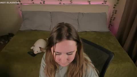 Snapshot of elovinora chatting on February 24, 6:17 pm Ela give me a thumbs up if you like it and this is important for the development of the account online show from February 24, 6:17 pm