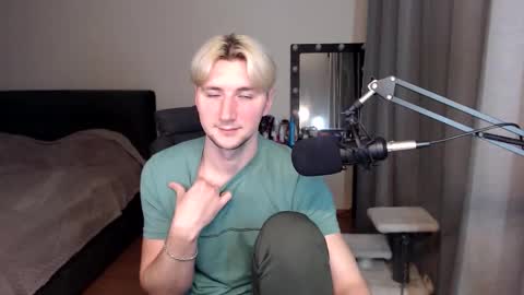 Snapshot of elvin_vaenight chatting on September 10, 9:37 pm Elvin Vaenight online show from September 10, 9:37 pm