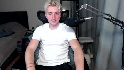 Snapshot of elvin_vaenight chatting on October 5, 11:35 pm Elvin Vaenight online show from October 5, 11:35 pm