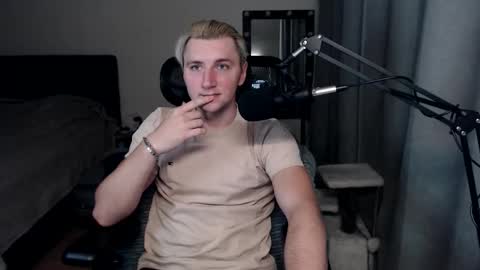 Snapshot of elvin_vaenight chatting on October 7, 9:56 pm Elvin Vaenight online show from October 7, 9:56 pm