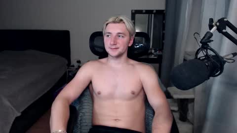 Snapshot of elvin_vaenight chatting on October 8, 10:40 pm Elvin Vaenight online show from October 8, 10:40 pm