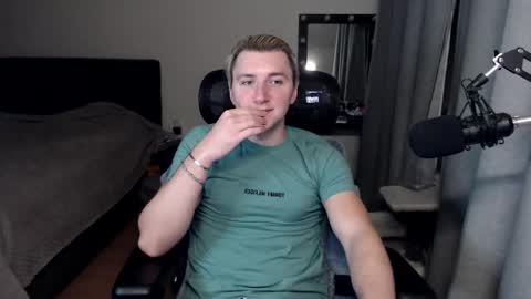 Snapshot of elvin_vaenight chatting on October 22, 2:01 am Elvin Vaenight online show from October 22, 2:01 am