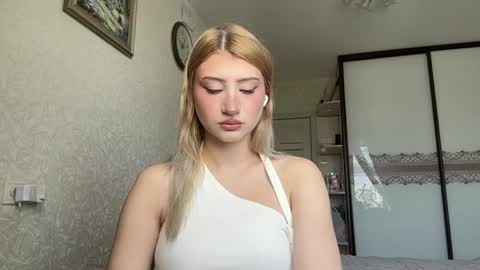 Snapshot of elysesengun chatting on June 1, 2:46 am Viktorie online show from June 1, 2:46 am