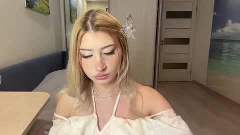 Snapshot of elysesengun chatting on June 5, 11:05 am Viktorie online show from June 5, 11:05 am