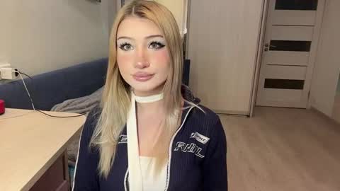 Snapshot of elysesengun chatting on June 6, 11:04 am Viktorie online show from June 6, 11:04 am