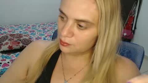 Snapshot of elza_blonde chatting on February 13, 7:21 pm E L Z A online show from February 13, 7:21 pm