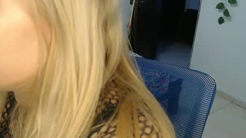 Snapshot of elza_blonde chatting on February 14, 9:43 pm E L Z A online show from February 14, 9:43 pm
