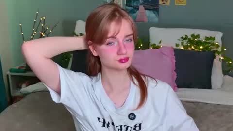 Snapshot of elza_hofffman chatting on June 15, 5:26 pm Chloyka online show from June 15, 5:26 pm