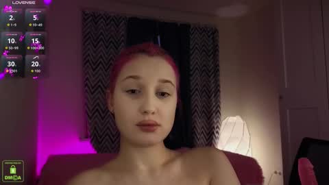 Snapshot of em1l1a chatting on November 10, 1:54 pm Em1l1a online show from November 10, 1:54 pm