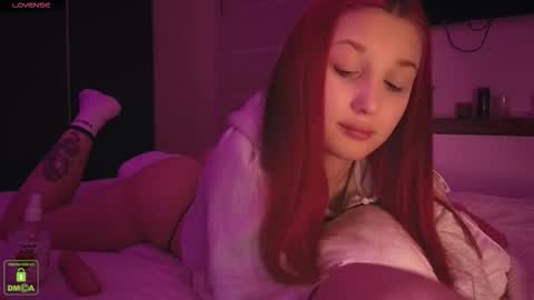 Snapshot of em1l1a chatting on December 5, 7:43 pm Em1l1a online show from December 5, 7:43 pm