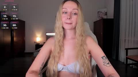 Snapshot of em_emilie chatting on October 4, 3:21 pm Emilie online show from October 4, 3:21 pm