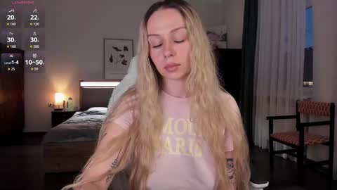 Snapshot of em_emilie chatting on October 19, 2:40 pm Emilie online show from October 19, 2:40 pm