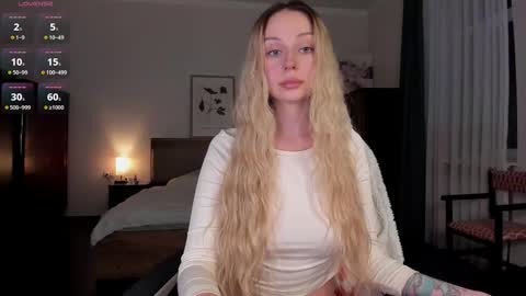 Snapshot of em_emilie chatting on November 6, 4:41 pm Emilie online show from November 6, 4:41 pm