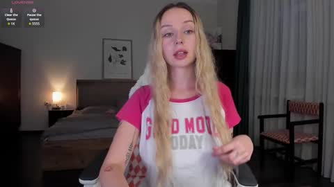 Snapshot of em_emilie chatting on November 17, 3:51 pm Emilie online show from November 17, 3:51 pm