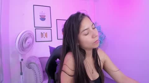 Snapshot of ema_louisx chatting on December 4, 11:52 am Ema louisx online show from December 4, 11:52 am