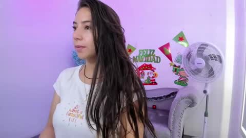 Snapshot of ema_louisx chatting on December 17, 12:11 pm Ema louisx online show from December 17, 12:11 pm