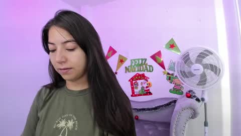 Snapshot of ema_louisx chatting on December 28, 11:52 am Ema louisx online show from December 28, 11:52 am