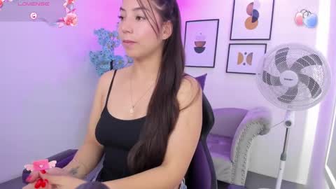 Snapshot of ema_louisx chatting on February 8, 4:57 pm Ema louisx online show from February 8, 4:57 pm