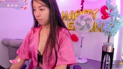 Snapshot of ema_louisx chatting on February 18, 12:17 pm Ema louisx online show from February 18, 12:17 pm