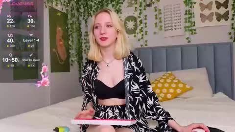 Snapshot of emacalim_ chatting on December 5, 12:03 pm Emma online show from December 5, 12:03 pm