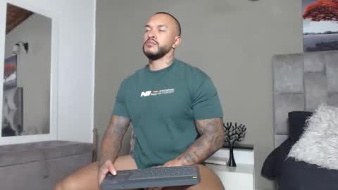 Snapshot of emanuelspencer chatting on April 28, 4:28 am emanuelspencer online show from April 28, 4:28 am