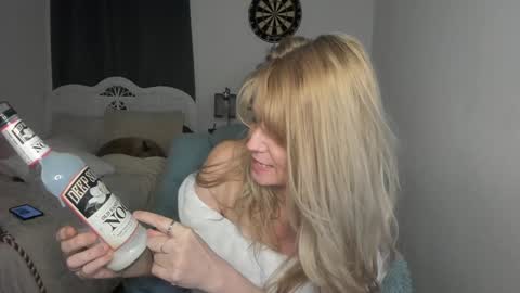 Snapshot of emberpheonixxx chatting on December 12, 5:42 am Ember Pheonixxx online show from December 12, 5:42 am