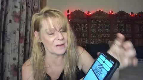 Snapshot of emberpheonixxx chatting on October 23, 9:13 pm Ember Pheonixxx online show from October 23, 9:13 pm