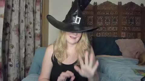 Snapshot of emberpheonixxx chatting on November 1, 1:40 am Ember Pheonixxx online show from November 1, 1:40 am