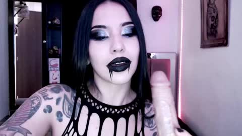 Snapshot of emearld_black chatting on December 4, 5:38 am Emerald Black online show from December 4, 5:38 am