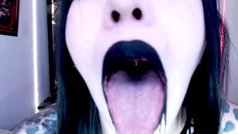 Snapshot of emearld_black chatting on December 15, 7:35 am Emerald Black online show from December 15, 7:35 am