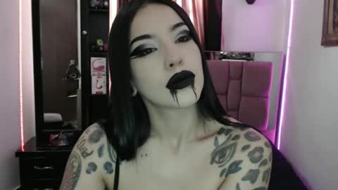 Snapshot of emearld_black chatting on February 8, 3:42 pm Emerald Black online show from February 8, 3:42 pm