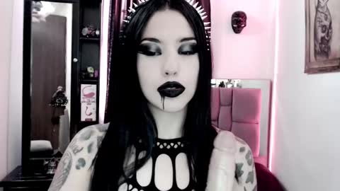 Snapshot of emearld_black chatting on February 19, 1:50 pm Emerald Black online show from February 19, 1:50 pm