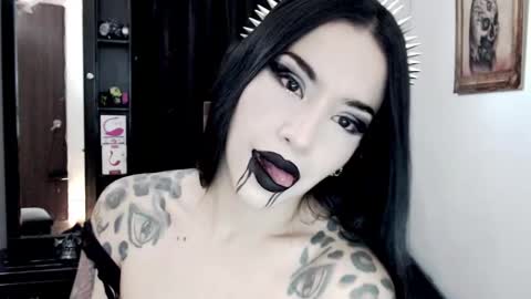 Snapshot of emearld_black chatting on February 27, 12:54 am Emerald Black online show from February 27, 12:54 am