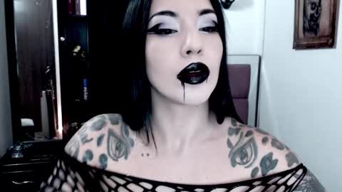 Snapshot of emearld_black chatting on October 8, 6:00 am Emerald Black online show from October 8, 6:00 am