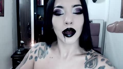 Snapshot of emearld_black chatting on October 9, 5:49 am Emerald Black online show from October 9, 5:49 am