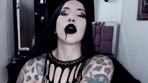 Snapshot of emearld_black chatting on October 30, 5:31 am Emerald Black online show from October 30, 5:31 am