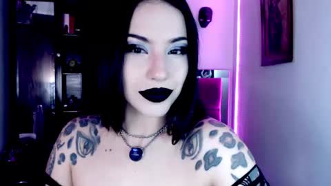 Snapshot of emearld_black chatting on June 24, 4:44 am Emerald Black online show from June 24, 4:44 am