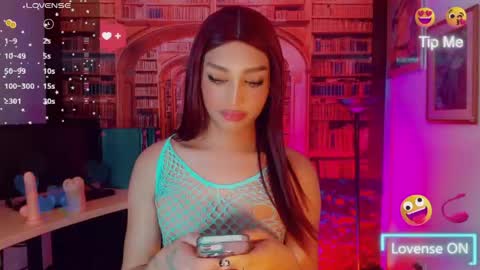 Snapshot of emeli_roushot chatting on May 22, 11:27 am Emeli online show from May 22, 11:27 am