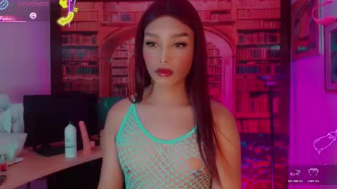 Snapshot of emeli_roushot chatting on June 1, 11:23 am Emeli online show from June 1, 11:23 am