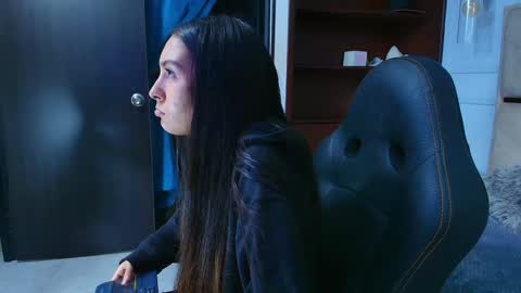 Snapshot of emelie_ch_ chatting on December 31, 12:32 am Emily  online show from December 31, 12:32 am