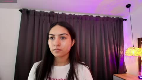 Snapshot of emelie_ch_ chatting on May 5, 9:17 am Emily online show from May 5, 9:17 am