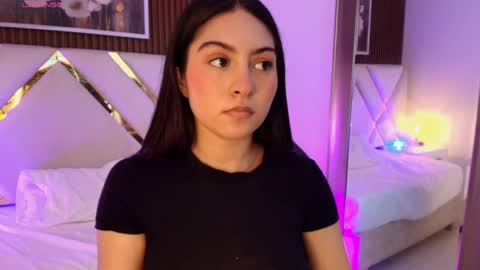 Snapshot of emelie_ch_ chatting on May 7, 8:20 am Emily online show from May 7, 8:20 am