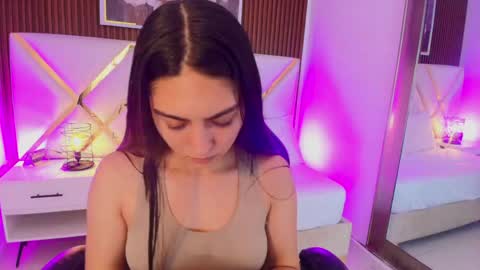 Snapshot of emelie_ch_ chatting on June 4, 3:01 am Emily online show from June 4, 3:01 am